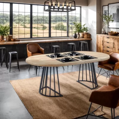 Mesa de jantar oval em madeira clara com cadeiras de couro castanho e base metálica preta
