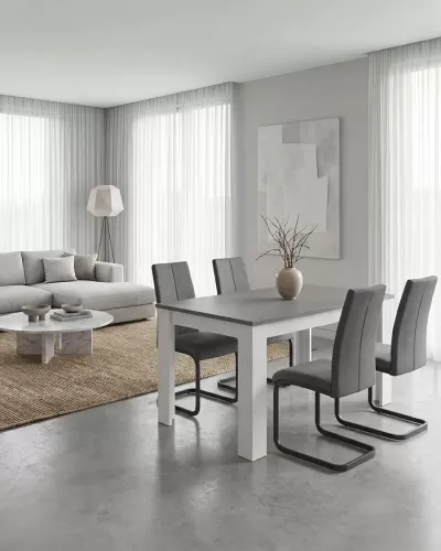 Sala de estar e jantar moderna com mesa branca e cadeiras cinza