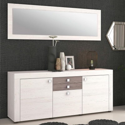 Aparador branco com detalhes castanhos, espelho retangular e decoração em parede preta