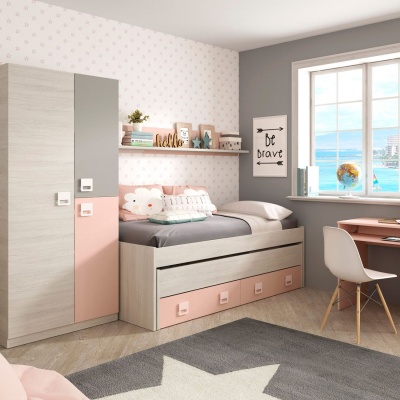 Quarto infantil com móveis de madeira clara e detalhes cor de rosa, cama, secretária e decoração num ambiente luminoso com janela à vista para o mar