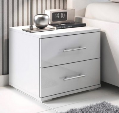 Criado-mudo branco contemporâneo com duas gavetas e objetos decorativos em cima junto a sofá branco