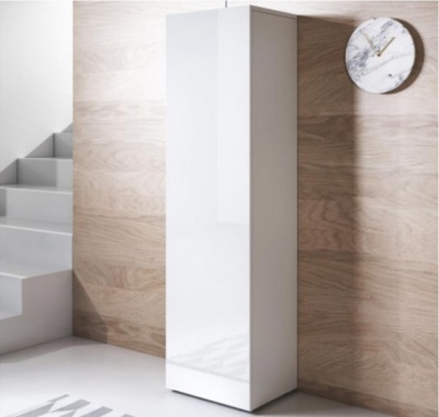 Armário branco lacado alto com relógio marmoreado na parede de madeira clara