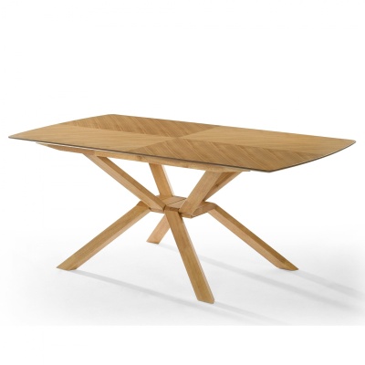 Mesa de madeira clara com tampo retangular e pernas cruzadas