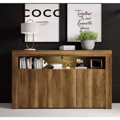 Aparador de madeira com livros, plantas e quadros decorativos numa parede preta