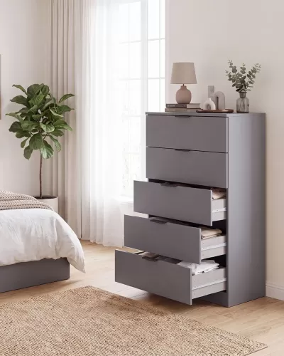 Cômoda cinza com gavetas abertas e decoração de quarto clara e natural