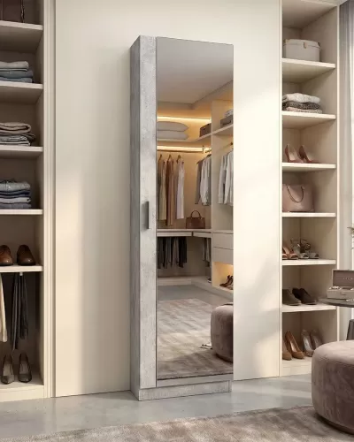 Armário alto com porta espelhada em closet moderno com prateleiras e roupas.