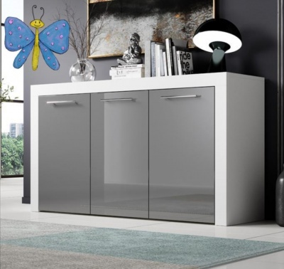 Aparador branco com portas cinza brilhante decorado com lâmpada, vasos, livros e escultura, em ambiente interior.