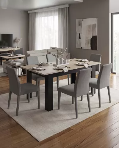 Mesa de jantar em madeira clara com pernas pretas e seis cadeiras cinza num ambiente moderno com tapete bege