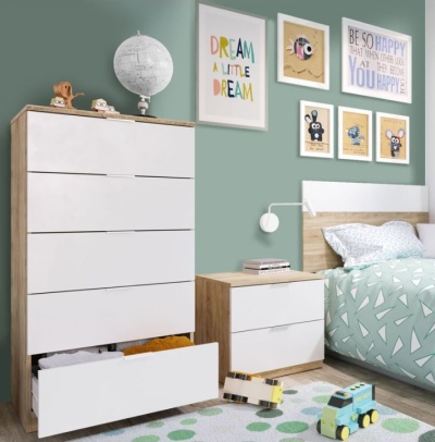 Quarto infantil com móvel branco e madeira, cama com roupa de cama verde, brinquedos e quadros coloridos na parede