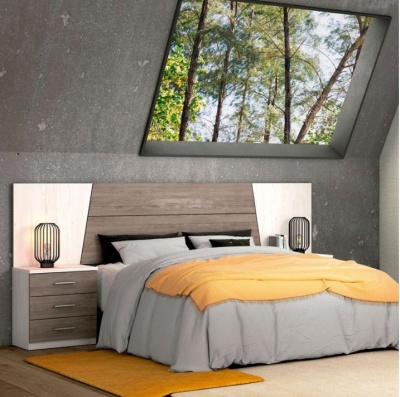 Quarto com cama de casal, mesas de cabeceira, candeeiros e janela com vista para árvores