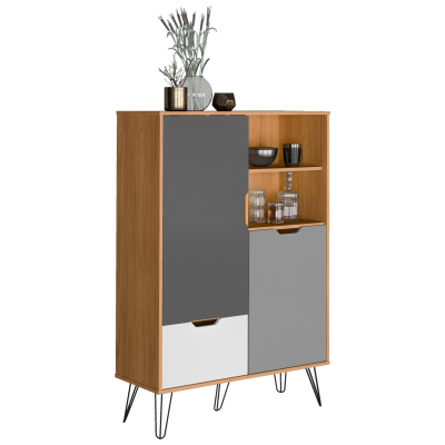 Móvel vertical em madeira clara com portas em cinza e gaveta branca, pés pretos e vasos com plantas secas em cima