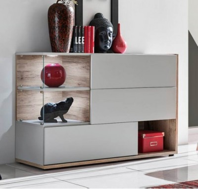 Cómoda moderna cinza claro com prateleiras de vidro e objetos decorativos vermelhos e pretos