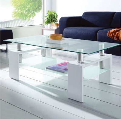 Mesa de centro em vidro com base branca numa sala moderna