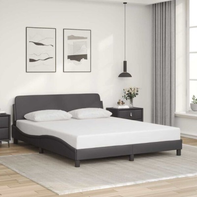 Cama de casal com colchão branco e estrutura escura num quarto minimalista.