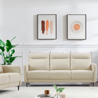 Sofás bege claro com pernas pretas numa sala com decoração minimalista