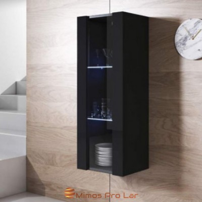 Armário suspenso preto com porta de vidro numa parede de madeira clara