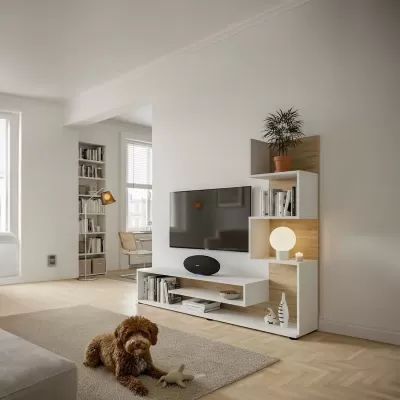 Móvel de televisão branco e madeira clara com prateleiras e decoração