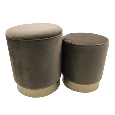 Dois pufes redondos de veludo castanho com base dourada