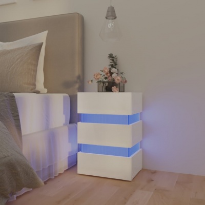 Mesa de cabeceira branca iluminada azul com vaso de flores junto a cama com cabeceira cinza