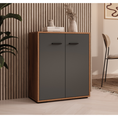 Armário de madeira com portas cinza escuro e puxadores pretos numa sala moderna