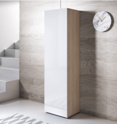 Armário alto branco lacado com laterais de madeira clara junto a parede de madeira e relógio de mármore