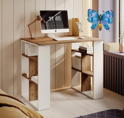 Secretária de escritório branca com prateleiras em madeira clara num quarto iluminado ao lado de janela