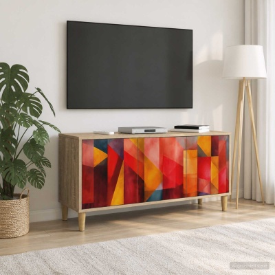 Aparador de madeira com design geométrico colorido, TV preta na parede, planta verde e candeeiro de pé branco num ambiente interior