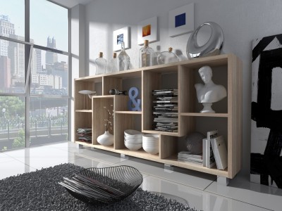 Estante de madeira clara com objetos decorativos numa sala moderna com janelas grandes.