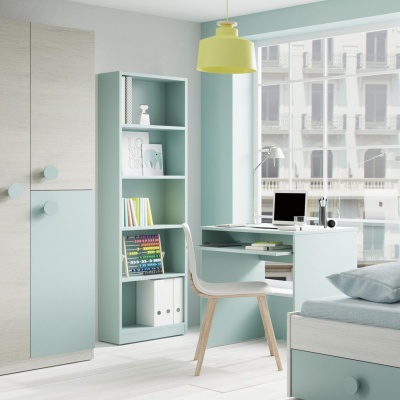 Quarto com móveis azuis claro e bege, estante, secretária com computador, cadeira branca e cama com gavetas cinza.