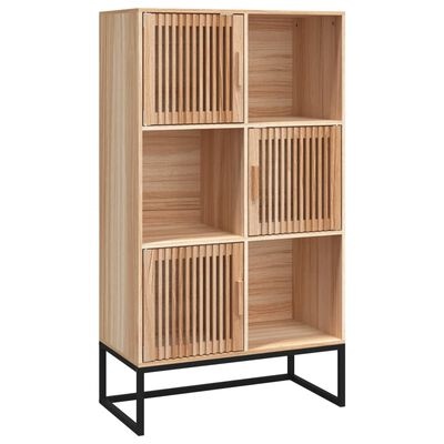 Estante de madeira clara com portas de ripas e suporte preto