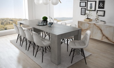 Mesa de jantar cinza com cadeiras estofadas cinza claro em sala luminosa