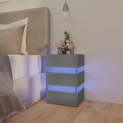 Mesa de cabeceira cinzenta com luzes LED azuis ao lado de cama branca com cama cinzenta, vaso e lâmpada pendente