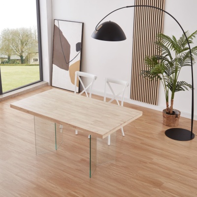 Mesa de jantar em madeira clara com pernas de vidro e cadeiras brancas