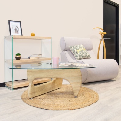 Sala com mesa de centro de vidro e madeira, poltrona cinzenta e estante de vidro e madeira