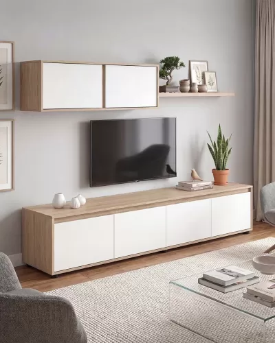Móvel de sala moderno em madeira clara e branco com decoração e televisão