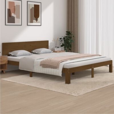 Cama de madeira castanho claro em quarto com decoração minimalista