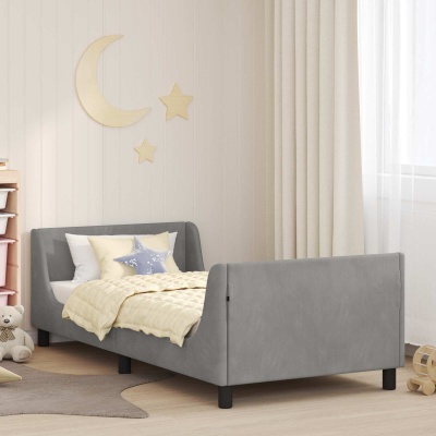 Cama para criança cinzenta com edredão amarelo e almofadas, parede com decoração de lua e estrelas em madeira.