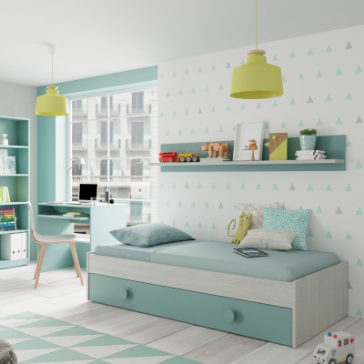 Quarto infantil com cama-baú azul claro, estante, secretária junto à janela e candeeiros amarelos