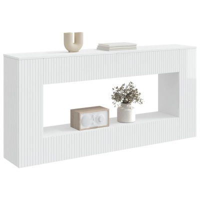 Móvel branco retangular com prateleiras e objetos decorativos