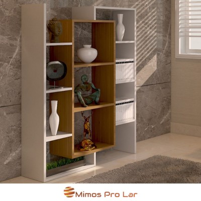 Estante modular branca e madeira clara com decoração e caixas brancas em sala com parede cinza e tapete cinzento