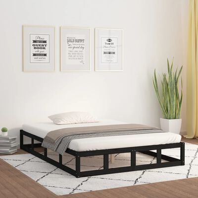 Cama individual com estrutura metálica preta, colchão branco, manta cinzenta, tapete branco e planta verde ao lado
