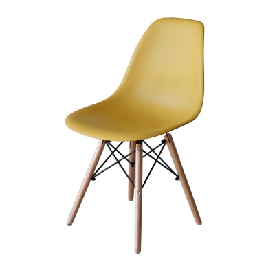 Cadeira amarela com pernas de madeira clara e suportes metálicos pretos