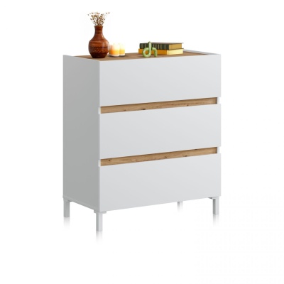 Cômoda branca de três gavetas com decoração em madeira clara e objetos no tampo