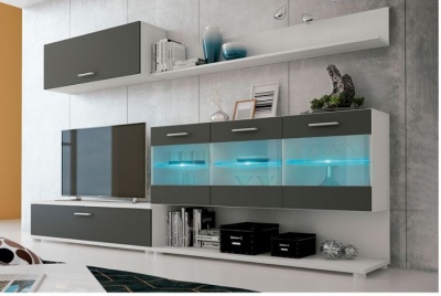 Móvel de sala branco e cinzento escuro com iluminação LED azul e decoração