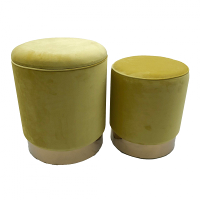 Dois pufes redondos amarelos com bases metálicas prateadas