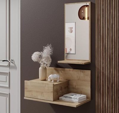 Prateleiras de madeira com vaso, figura de elefante, livros, espelho e candeeiro na parede