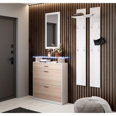 Móvel de entrada em madeira clara com espelho, painéis com ganchos e pufe cinza num hall de entrada moderno