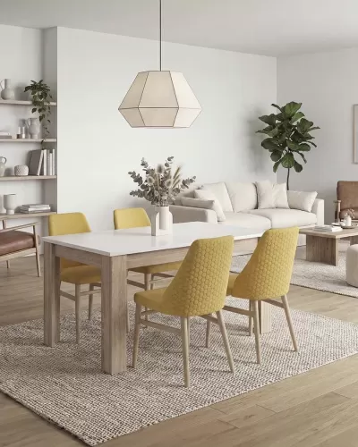 Mesa de jantar de madeira clara com tampo branco e cadeiras amarelas estofadas em sala moderna