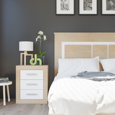 Quarto com cama de madeira clara, mesa de cabeceira e decoração com candeeiro e planta sob parede cinzenta