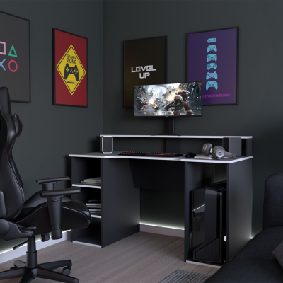 Setup de gaming com mesa, cadeira e decoração temática de videojogos